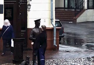 Подростка, который дал пощечину скульптуре городового, заставили попросить прощения у памятника и милиции