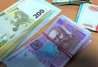 В «Мокранах» задержали белоруса, который пытался провезти $25 тыс. без декларирования