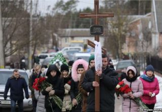 Сотни жителей Столбцов собрались на похоронах учительницы и ученика, убитых школьником