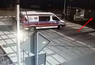 В Польше поезд на огромной скорости протаранил скорую помощь