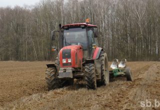 ГАИ Кобрина предупреждает: на дорогах – сельскохозяйственная техника!