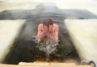 Как не заболеть после окунания в ледяное озеро