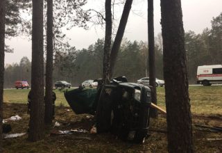 На трассе М1 опрокинулся Subaru: погибла семья из трех человек