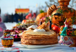 Врач рассказала, кому нельзя есть блины