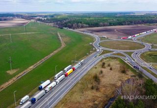 15-километровая очередь грузовиков на Козловичи. Видео от Васьки-пилота