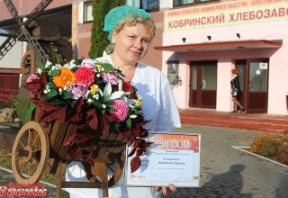 Сахарные цветы с золотым блеском из Кобрина