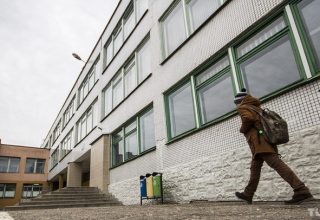 Родителей будут пускать в лунинецкие школы только по паспортам