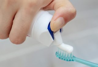 Как выбрать безопасные зубные пасту и щетку