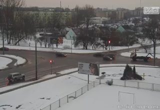 ДТП: Грузовик врезался в легковой автомобиль (видео)