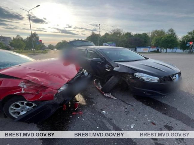В Кобрине при левом повороте столкнулись Nissan и Volkswagen