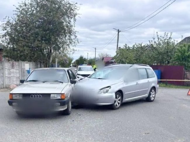 В Кобрине столкнулись Peugeot и Audi — водитель госпитализирован