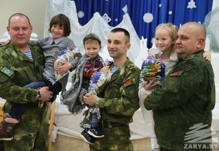Брестские десантники поздравили детей в Кобрине с Новым годом