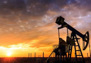 Цена на нефть упала ниже 63 долларов впервые с февраля