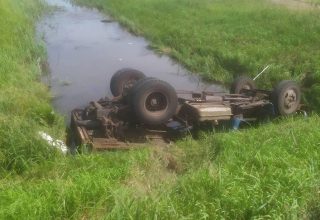 Грузовик опрокинулся в мелиоративный канал в Кобринском районе, водитель погиб
