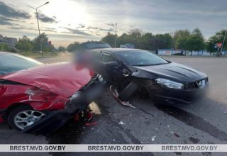 В Кобрине при левом повороте столкнулись Nissan и Volkswagen