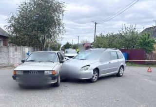 В Кобрине столкнулись Peugeot и Audi — водитель госпитализирован