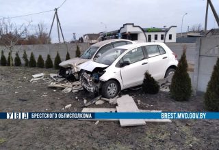 Два автомобиля оказались в заборе в результате аварии