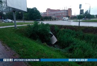 В Кобрине легковушка оказалась в мелиоративной канаве