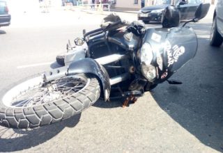 В центре Кобрина не разъехались мотоцикл и легковушка
