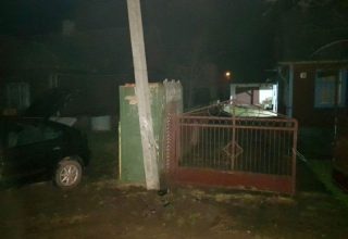 Слегка пьяный водитель в Кобрине на автомобиле врезался в опору ЛЭП