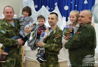 Брестские десантники поздравили детей в Кобрине с Новым годом