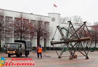 В Кобрине начался монтаж новогодней елки!