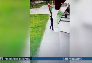 Мужчина в Кобринском районе сорвал флаг с продмага. Возбуждено уголовное дело