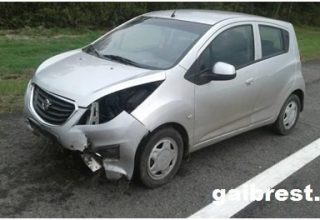 В Кобринском районе автомобиль съехал в кювет. Есть пострадавшие
