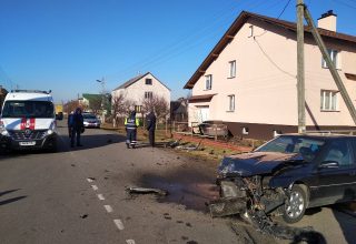В результате ДТП в Кобрине автомобиль въехал в дом