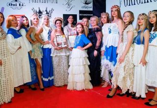 Кобринский дизайнер одежды в модном показе Christmas Fashion Show