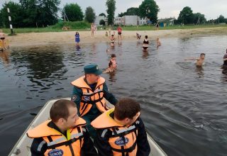 «Летний патруль» работает в Кобрине на реке Муховец