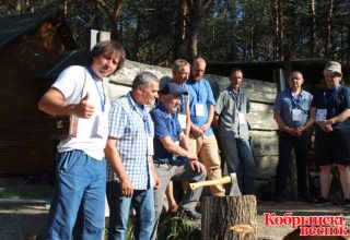 В Кобринском районе решили увековечить свадьбу — скульптуры режут из дуба