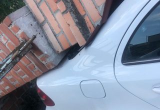 В Кобрине забор упал на автомобили, сильно повредив их