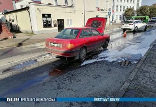 У Кобринчанки во время движения загорелся автомобиль