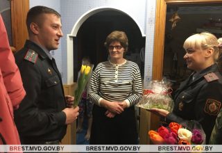 В Кобрине милиция поздравила с 8 марта капитана в отставке