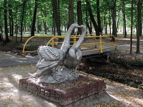 Скульптура «Лебединая верность»